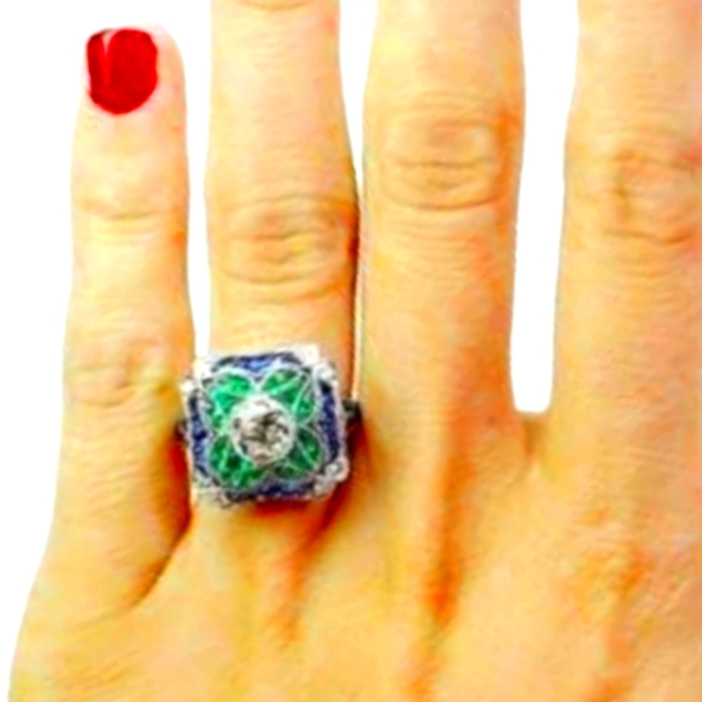 NWT Elegant Green and Silver Women's Ring 💍